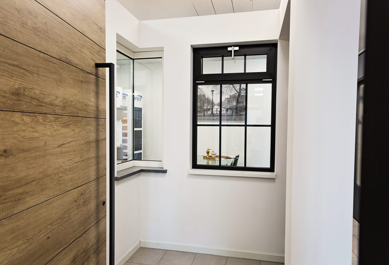 Showroom-voordeuren-kozijnen